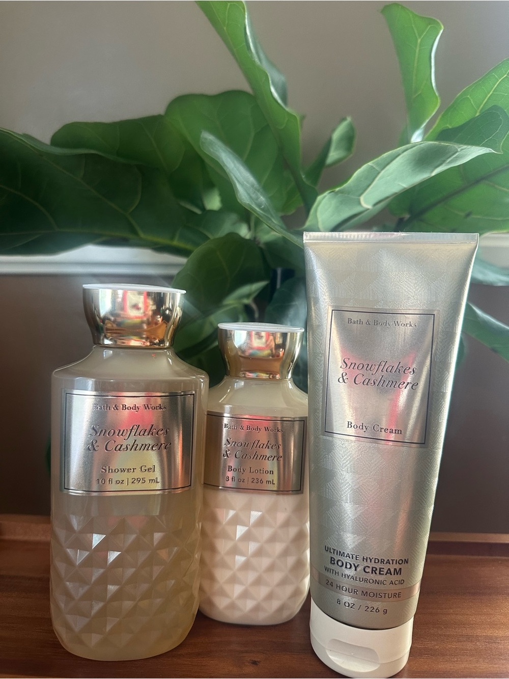 Bath & Body Works Snowflakes & Cashmere Body Set - Pearl White & Silver Accents